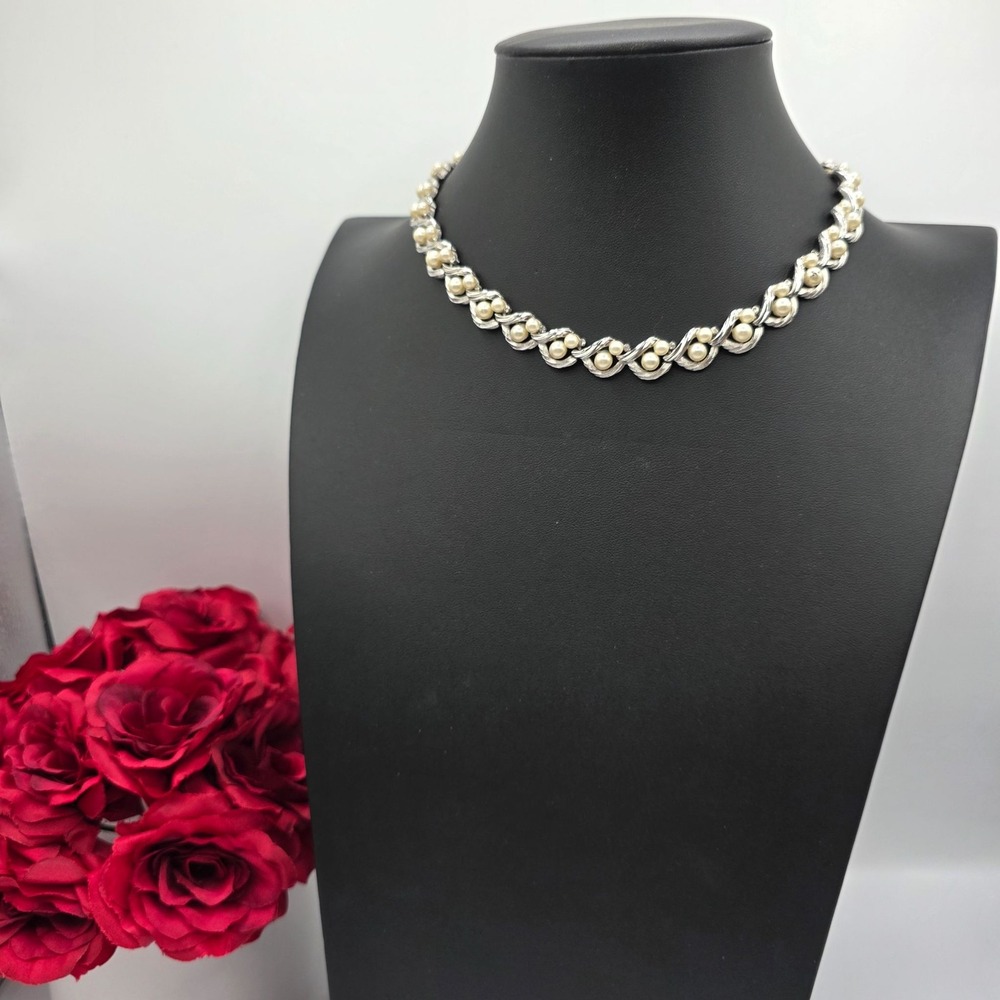 Trifari Silver Tone Faux Pearl Necklace Twisted Link Choker‎ Clasp Vintage